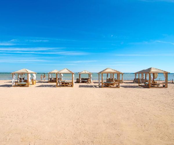 Het strand met ligbedden van Amwaj Oyoun Resort en Spa