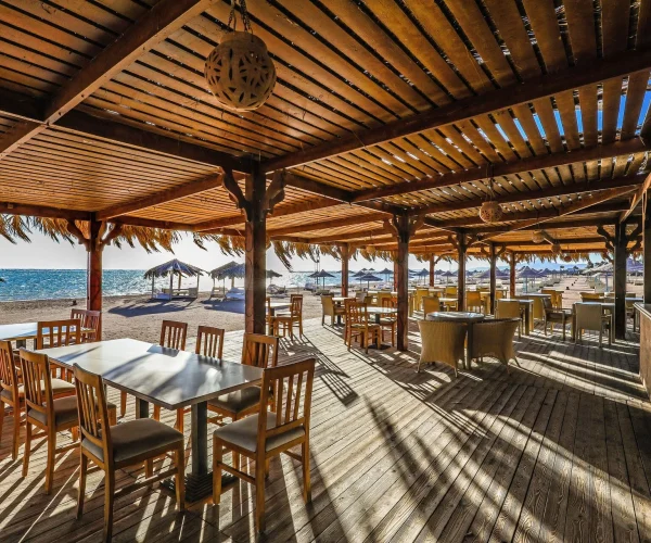 Terras aan het strand van Amwaj Oyoun Resort en Spa