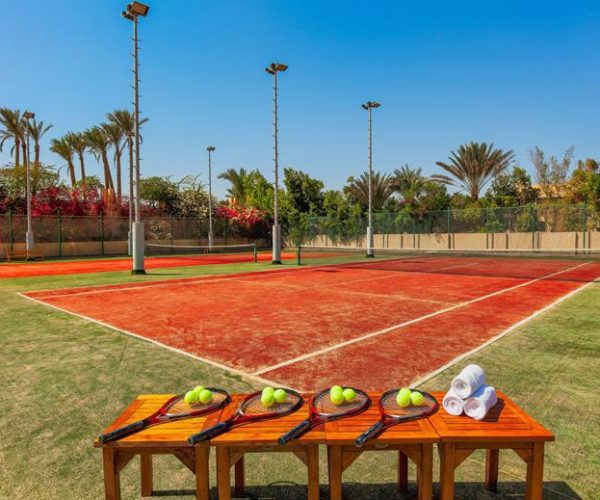 De tennisbaan van Cleopatra Luxury Resort