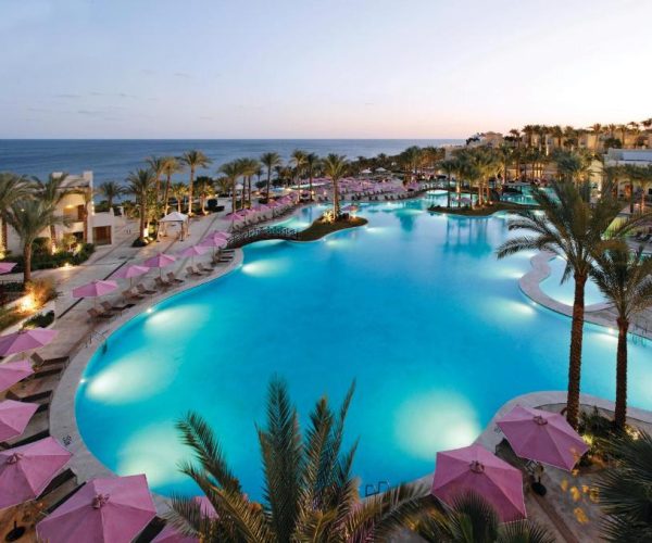 Overview zwembad van Grand Rotana Resort en Spa