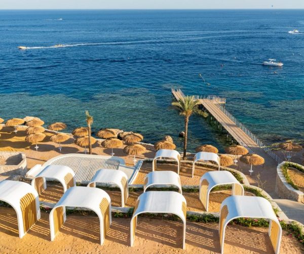 Het strand van het meraki resort in sharm el sheikh