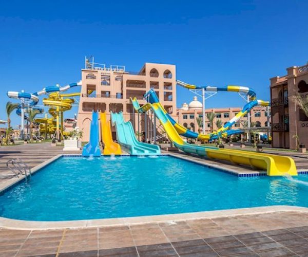 Zwembad met glijbaan van Pickalbatros Aqua Park Resort