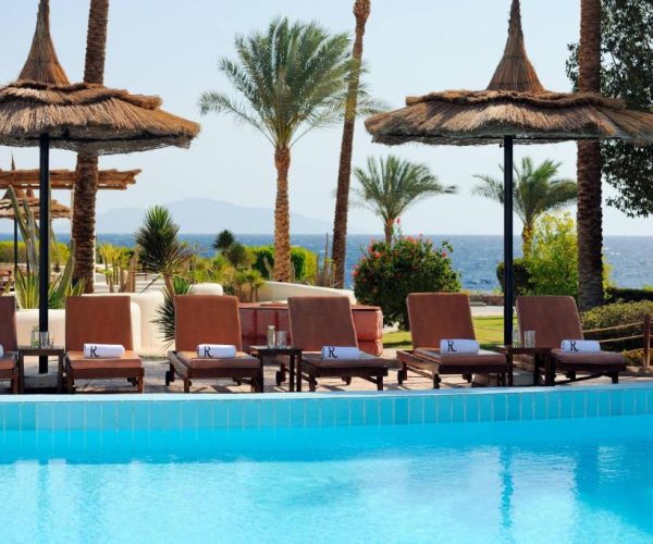 Zwembad met ligbedden van Renaissance Sharm El Sheikh Golden View Beach Resort