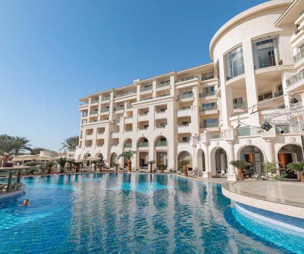 Zwembad van Stella di Mare Beach Hotel en Spa